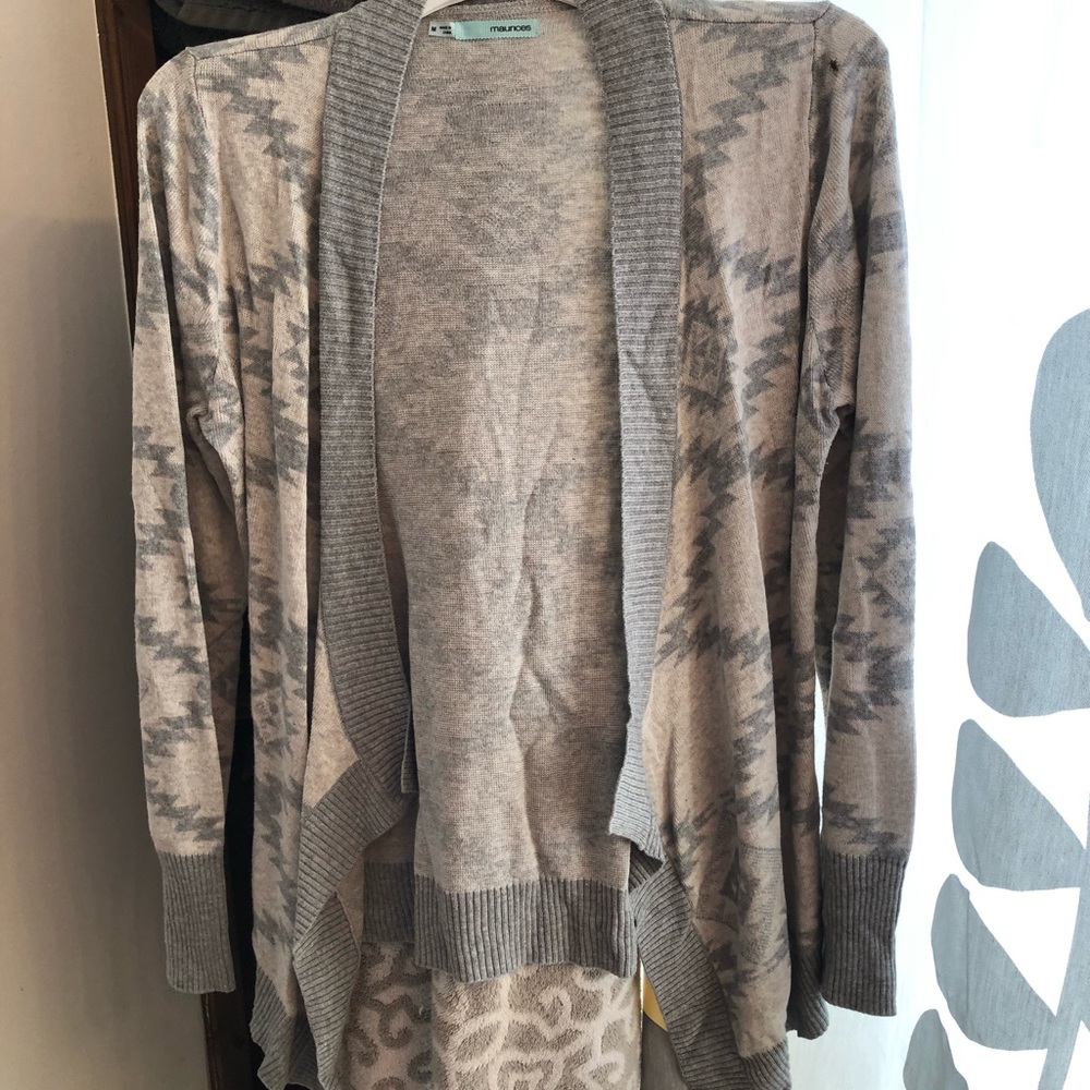 Light sweater with Aztec design